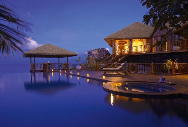 Fregate Island Fregate-Island-Private--(2) Fregate Island Private {+ Extras} Fregate-Island-Private--(2) Mitten im Indischen Ozean (ca. 15 min von Mahé entfernt) liegt diese ehemalige Pirateninsel - ein einzigartiges Hideaway mit nur 16 luxuriösen, freistehenden Residenzen mit viel Privatsphäre. Diese Residenzen im landestypischen Design haben alle eine Größe von 300-500 qm, einen Infinity-Pool, Außen-Regendusche, privaten Butler und einen solarbetriebenem Buggy. Nachhaltigkeit und Naturschutz wird hier großgeschrieben. Entspannen kann man inmitten von Granitfelsen - im Rock Spa (4.500 qm) mit Zen-Garten - oder an einem von 7 Stränden. In einer kleinen Kapelle könnte man hier sogar heiraten. (ab 2.821 EUR/Nacht) Honeymoon Special 1x 60-minütige Spa-Behandlung für zwei Personen im Rock Spa, 1x romantisches Frühstück im Baumhaus, 1x Picknick am preisgekrönten Anse Victorin Strand, 1x Candlelight-Dinner am Anse Bambous, 1x 45-minütige Bootsfahrt, 1x Tag exklusive Nutzung des Anse Macquereau, Teilnahme am Programm zum Schutz der auf Fregate lebenden Riesenschildkröten, 1x Sunset Cocktail mit Canapés, 1x High Tea, Late Check-out nach Verfügbarkeit (Mindestaufenthalt 7 Nächte im Zeitraum 1.5.-30.6. und 1.10.-31.10.. Mit anderen Specials kombinierbar, z.B. 6=5. Gültig bis 12 Monate nach der Hochzeit.) Tipp: mind. 4 Monate im Voraus buchen und kostenlos per Hubschrauber oneway von Mahé nach Fregate fliegen (ausgenommen 30.08.2015 - 01.11.2015) www.fregate.com